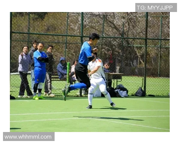 足球球星穿白色紧身裤热身训练引领时尚潮流,展现完美身材和运动激情 足球球星穿白色紧身裤热身训练引领时尚潮流,展现完美身材和运动激情